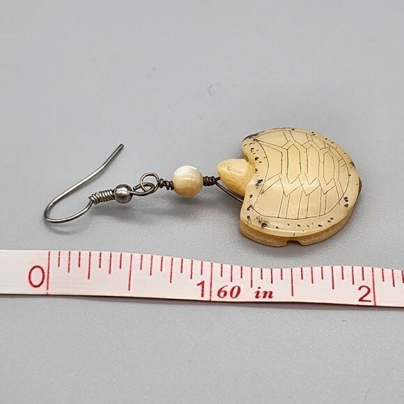 Bone turtle earrings - Picture 5 of 5